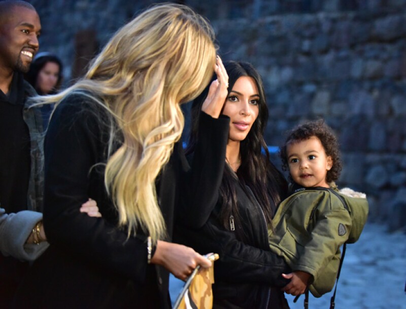 Kim sostenía a North en brazos durante su recorrido por una provincia de Armenia.