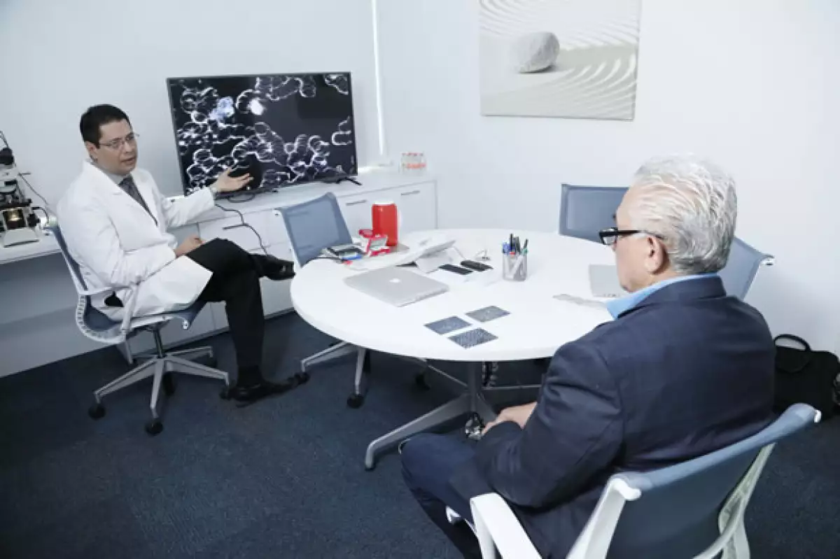 Durante un diagnóstico de análisis de sangre en directo.