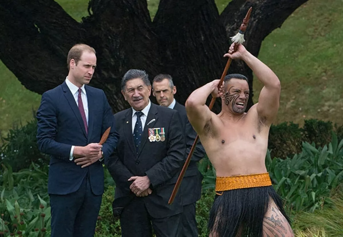 Guillermo fue recibido por guerreros maories.