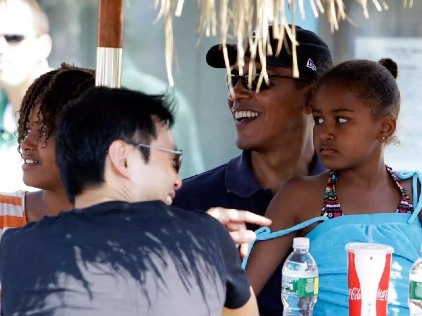 Barack Obama, presidente de Estados Unidos, su esposa Michelle y sus hijas Malia y Sasha Obama, toman un lunch en Nancy en Oak Bluffs, Mass.