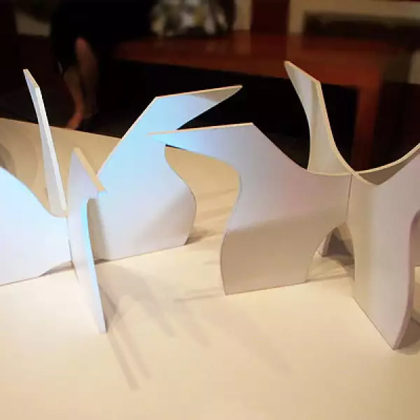 5.	Fractal es una mesa de centro basada en planos seriados de manera concéntrica. Consta de una base hecha con MDF y Melamina de fácil ensamblaje y una cubierta en forma ovalada. Diseño: Sonia Ortega Stark.