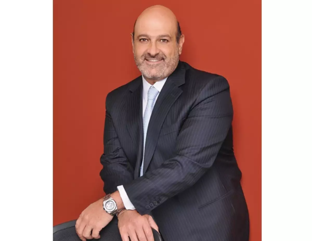 Desde que Lucero dejó entrever que el nuevo dueño de su corazón es el empresario mexicano todos se preguntan, ¿quién es él en realidad?