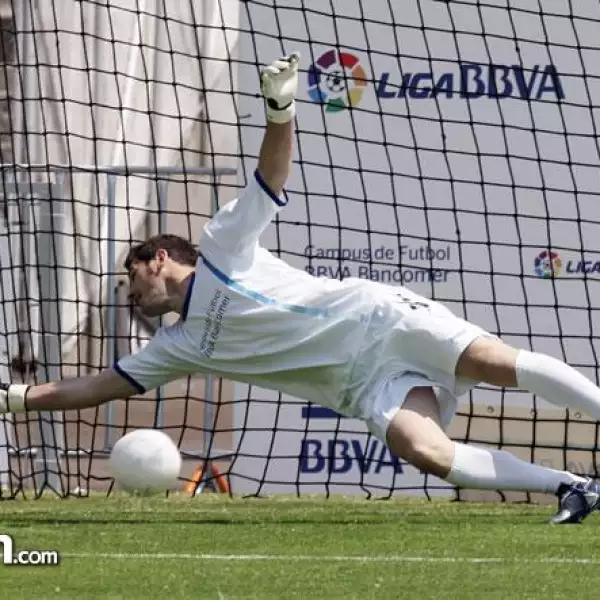 Iker Casillas durante la clínica de futbol