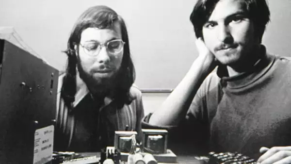 Su amigo Bill Fernandez le presentó al joven ingeniero Steve Wozniak, con quien fundó la empresa de la manzana. Su primer producto, Apple I, fue construido en madera y con una placa de circuitos.
