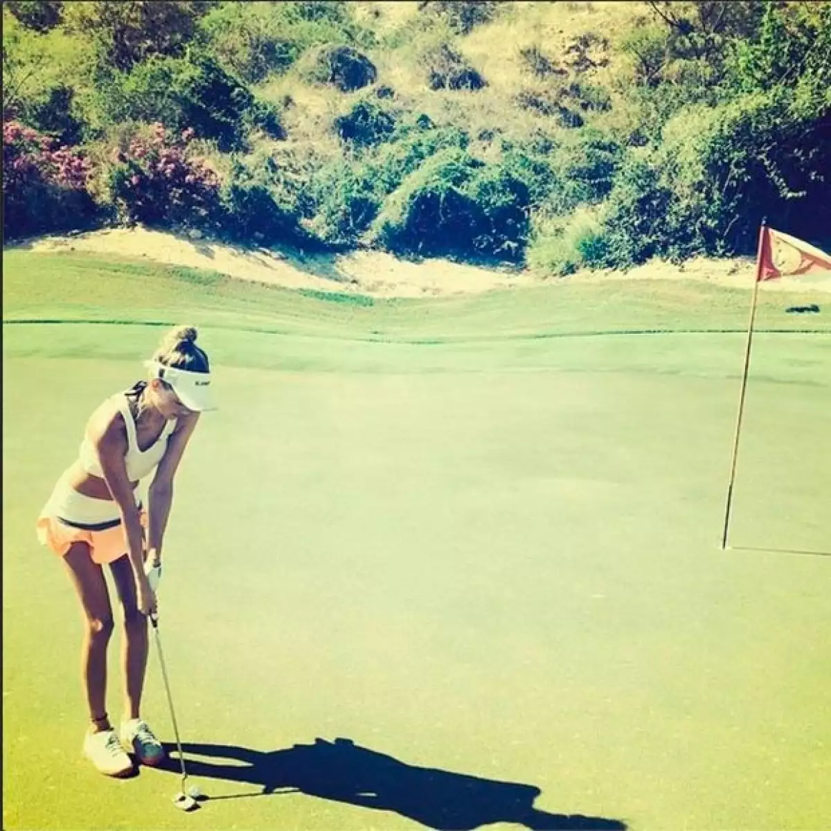 La sexy modelo compartió esta imagen en la que la vemos practicando golf.