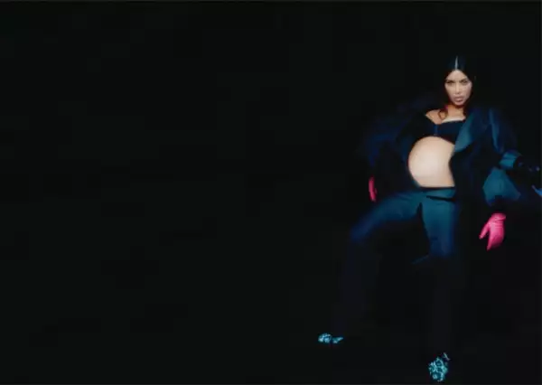 Kim luciendo al máximo sus 7 meses de embarazo en un exclusivo shooting.