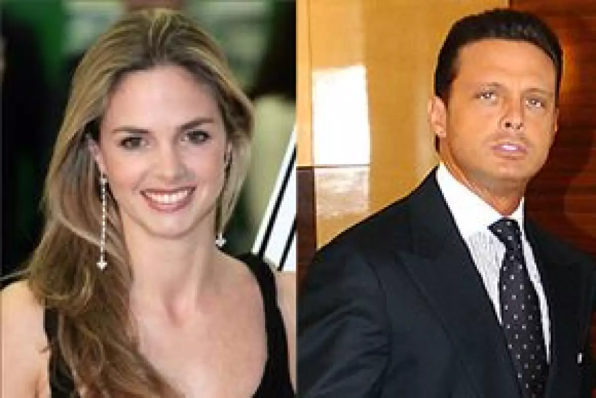 La socialité mexicana rechaza que tenga un romance desde hace dos años con el cantante y dijo que la relación entre ambos `todavía no está definida´.