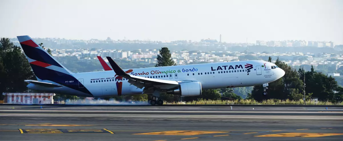 La cancelación de vuelos de LATAM comenzó este sábado en el tramo entre Sao Paulo y Caracas, mientras que a fines de julio se implementará en los vuelos Lima-Caracas, y Santiago- Caracas.