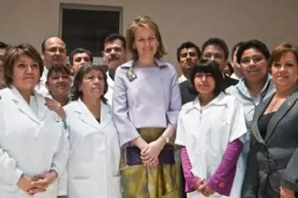 La princesa conoció el trabajo que realizan organizaciones sociales a favor de los enfermos de VIH-Sida en el DF.
