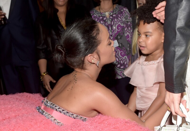 La cantante no pudo dejar de saludar a la hija de Beyoncé y Jay-Z, quien la miró sorprendida de que esta se hincara para abrazarla.