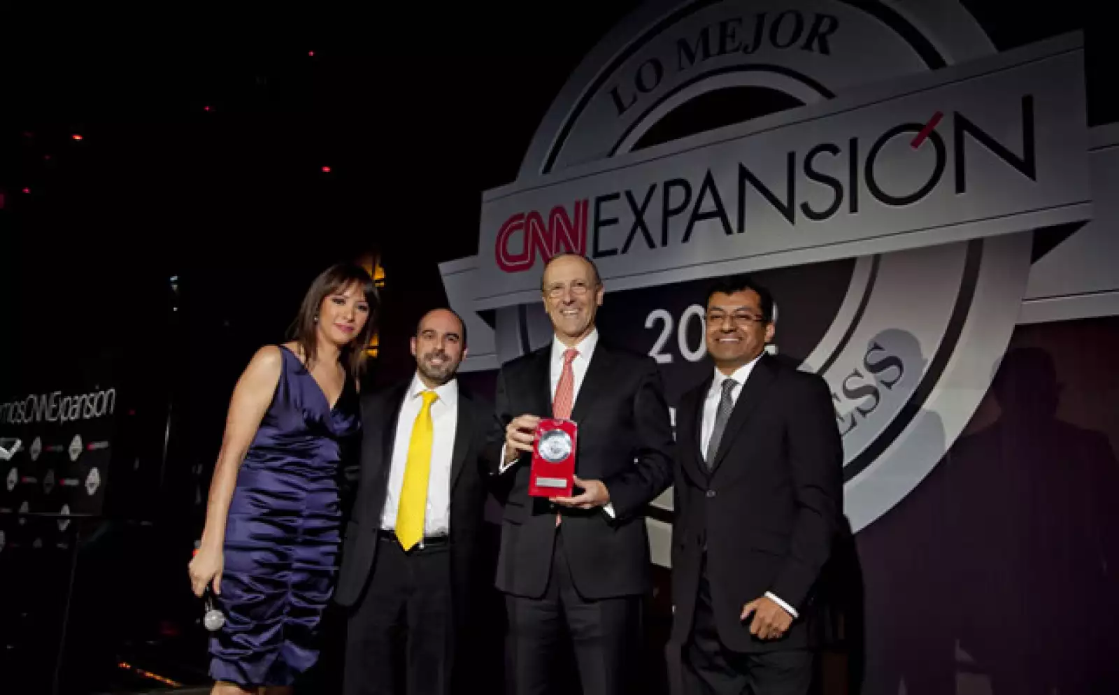 Marcelo Scaglia y Sergio Ramos, director ejecutivo de productos y subdirector comercial de Transfer Banamex subieron al podio para recoger el premio a lo Mejor del e-Business Financiero.