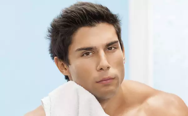 Lava, esta vez con agua fría y palmaditas, para eliminar la crema, refrescar la piel y cerrar los poros. Seca con una toalla.