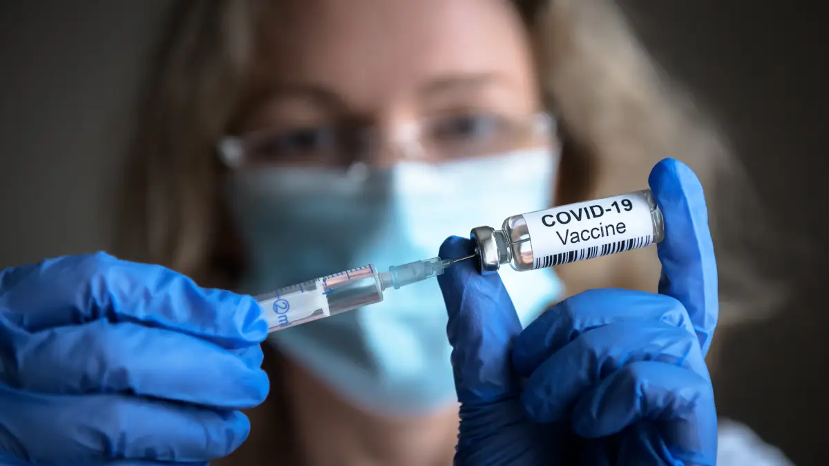Las patentes de las vacunas anti COVID-19 pertenecen a las farmacéuticas que las desarrollaron. (iStock)