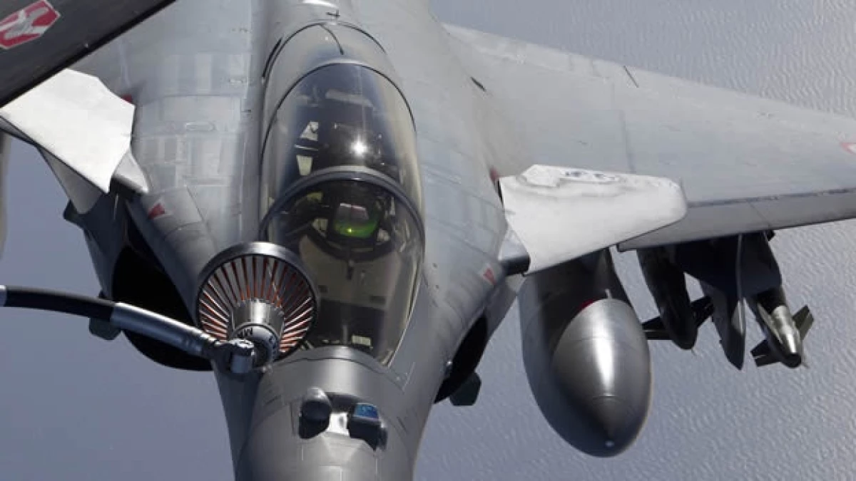 avion frances toma parte en la misino en libia