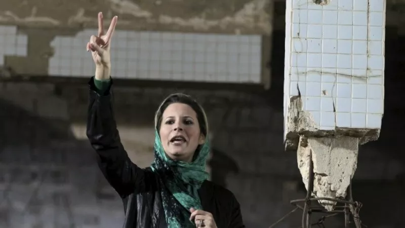 aisha gadhafi hace la señal de la victoria el 15 de abril del 2010