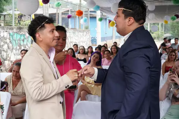 Indígenas mixes de México se casan en primera boda igualitaria en la región