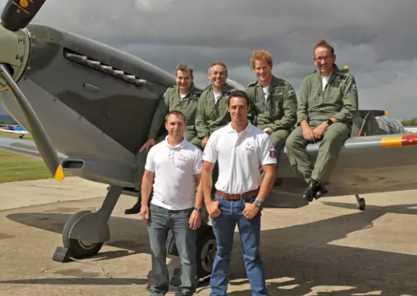 Como siempre, el hermano menor del príncipe William de Gales se mostró con la mejor actitud en su visita a la academia de vuelo a la que fue invitado de honor.