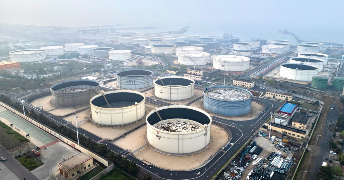 Petróleo cae 10% tras reapertura del Estrecho de Ormuz