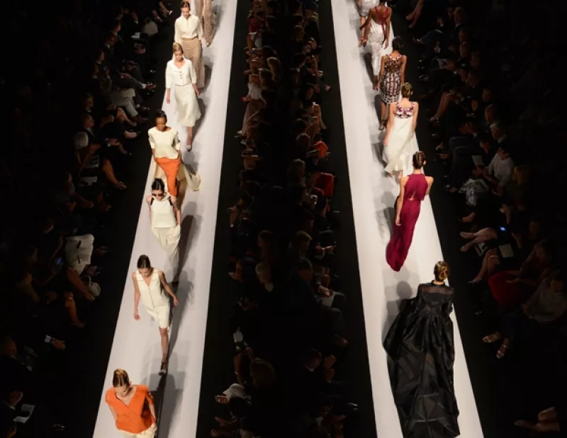 La consolidada diseñadora venezolana presentó su colección estival en el Marco de la Semana de la Moda neoyorquina. Diseños gráficos, vaporosos y uberfeminos caracterizaron su muestra.