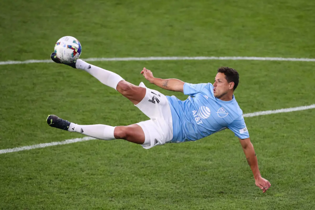 El representante de Chicharito Hernández está en México