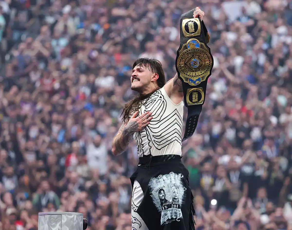 Foto de Dominik Mysterio, luchador, celebrando su victoria en la WWE Intercontinental Championship el 20 de abril de 2025, en Las Vegas. Sostiene en alto su cinturón de la victoria.