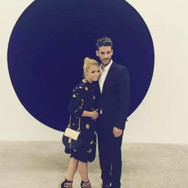 Karla Guindi y Erick Elías en el MUAC recibiendo la exposición de Anish Kapoor