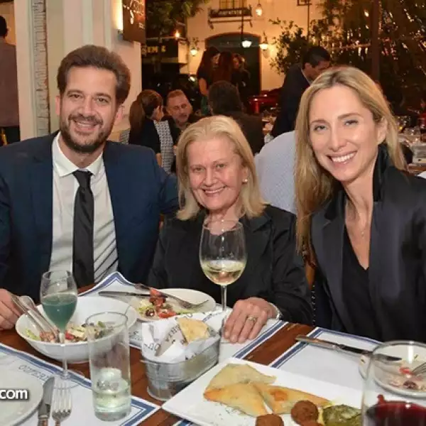 Dennis Stevens,Dina Stevens y Françoise Lavertu.