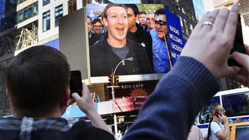imagen de mark zuckerberg proyectada en una pantalla en nueva york