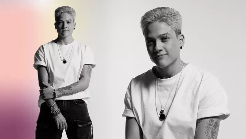 fotos de la doctora laura salazar (ginecologa y sexologa) en blanco y negro con un fondo degradado con los colores de la bandera lesbiana