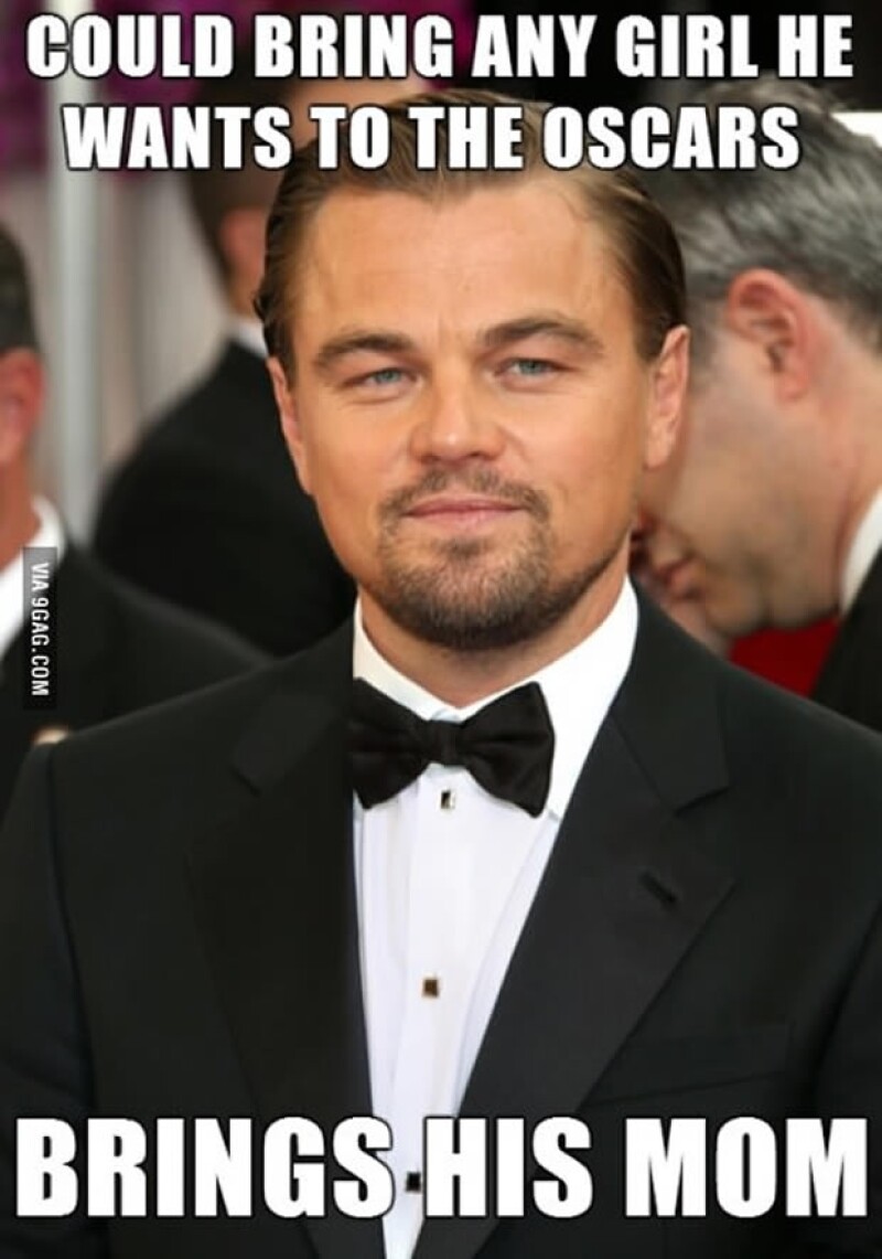 Leonardo DiCaprio llegó del brazo de su mamá y desfiló con ella en la alfombra roja... por supuesto que no hicieron esperar los chistes al respecto.