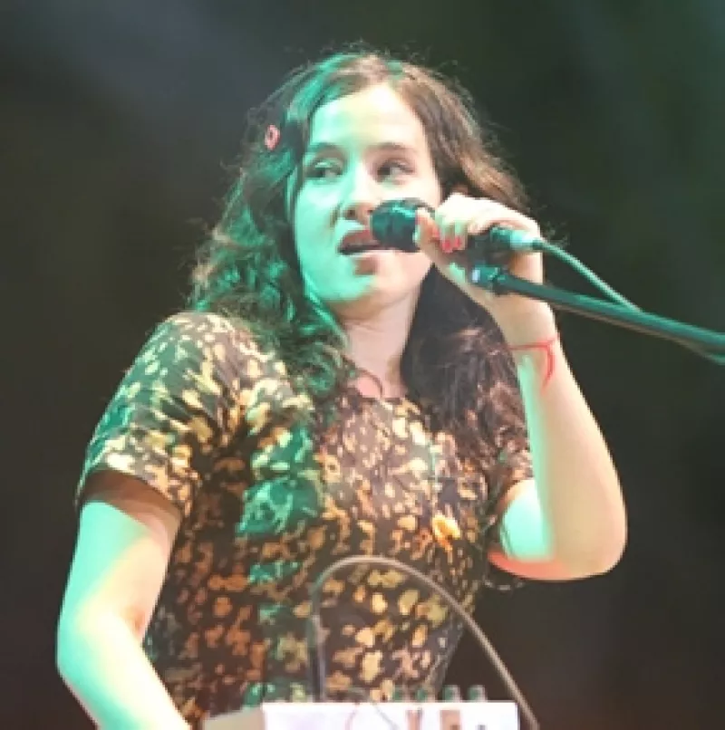 Este miércoles la frase RIP Ximena Sariñana se convirtió en trending topic en Twitter y es que los usuarios de la red social decidieron hacerle burla por su forma de cantar.