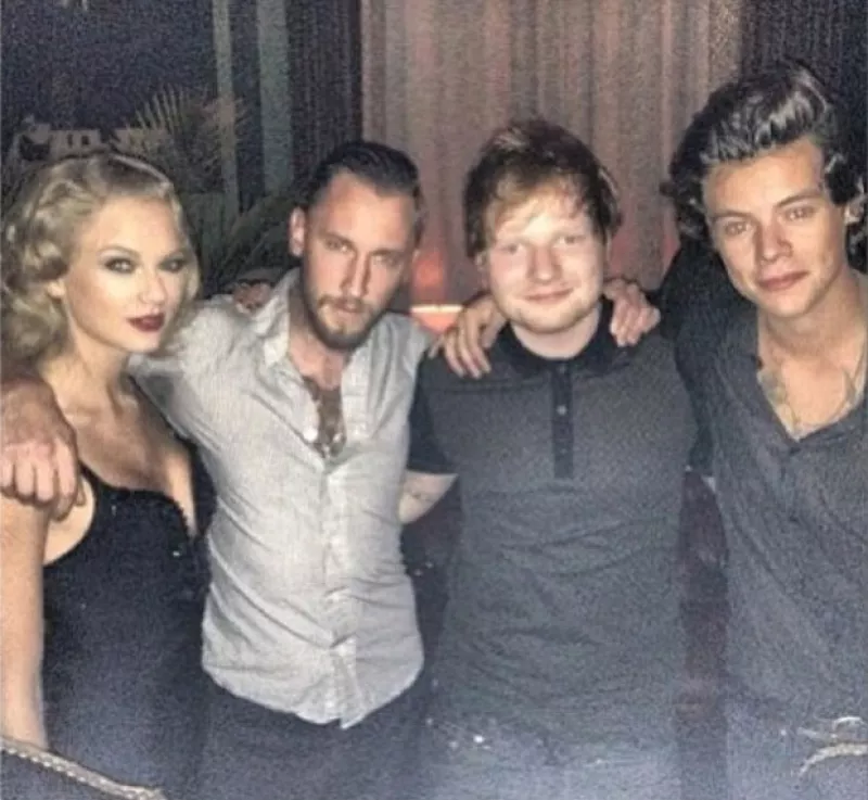 Los ex novios se tomaron una fotografía a dos personas de distancia durante el after party de los MTV Video Music Awards.