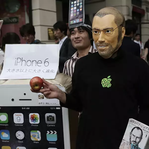 Un aficionado de Japón decidió ir por su iPhone 6 caracterizado como el creador de Apple.