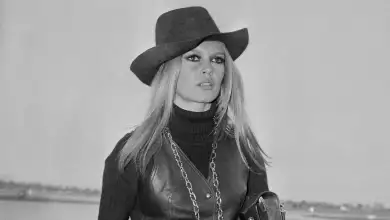 Foto de Brigitte Bardot joven en el aeropuerto de Londres en 1968