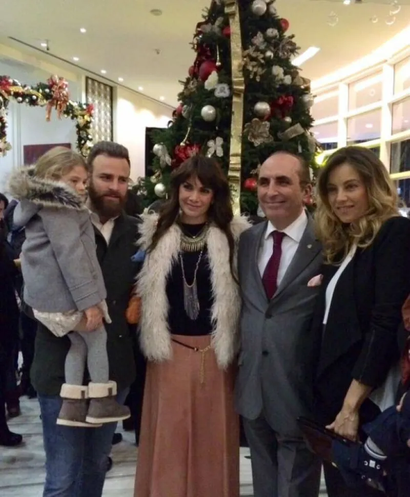 La noche del jueves la actriz y el conductor fueron invitados, junto a sus respectivas familias, a encender el tradicional árbol de Navidad en el Hotel St. Regis de la Ciudad de México.