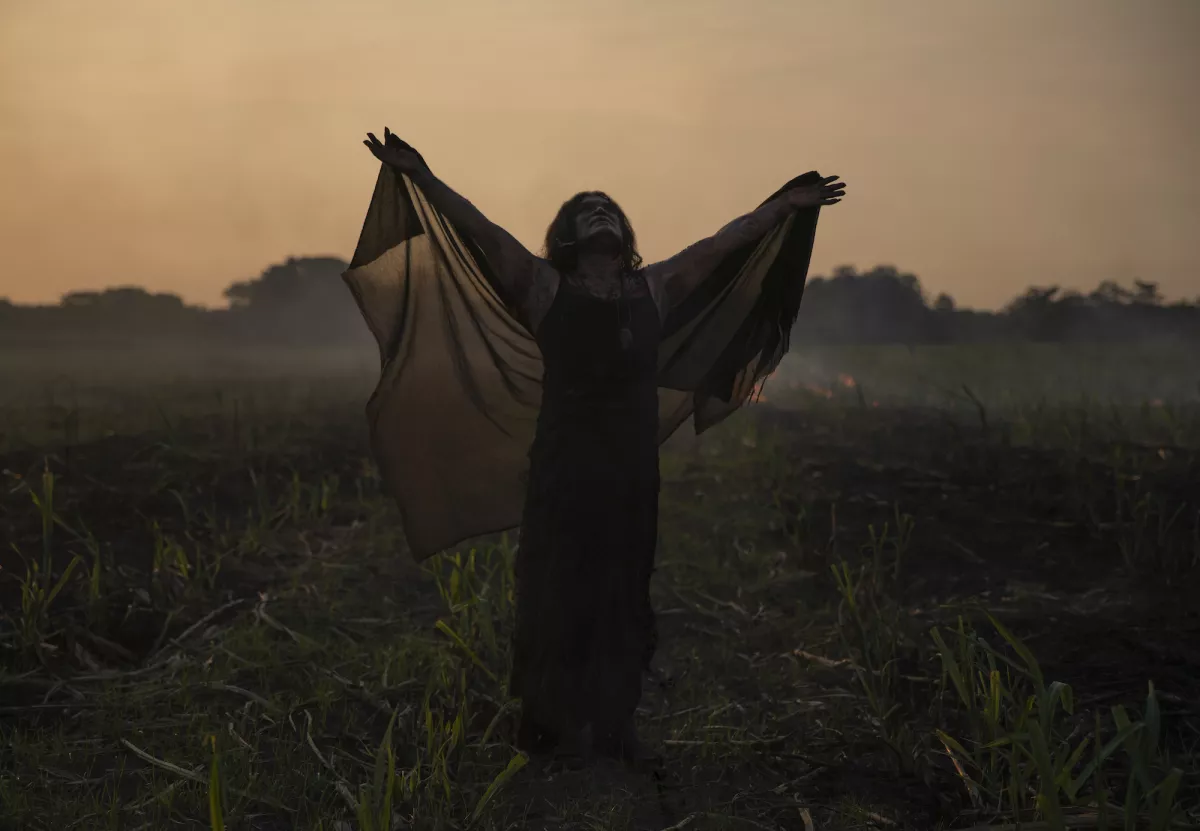 Edgar Treviño es La Bruja en Temporada de Huracanes.