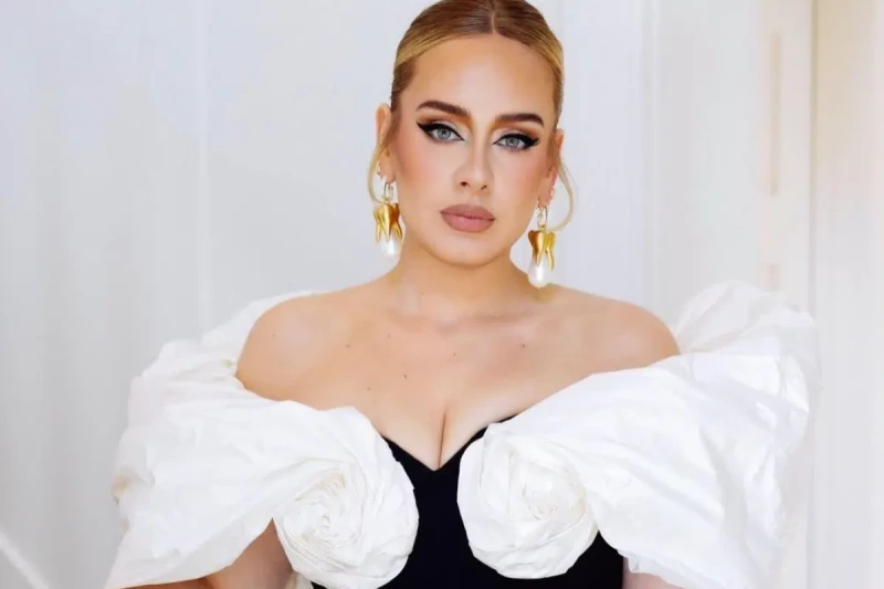 Foto de Adele con un lindo vestido, en fondo blanco