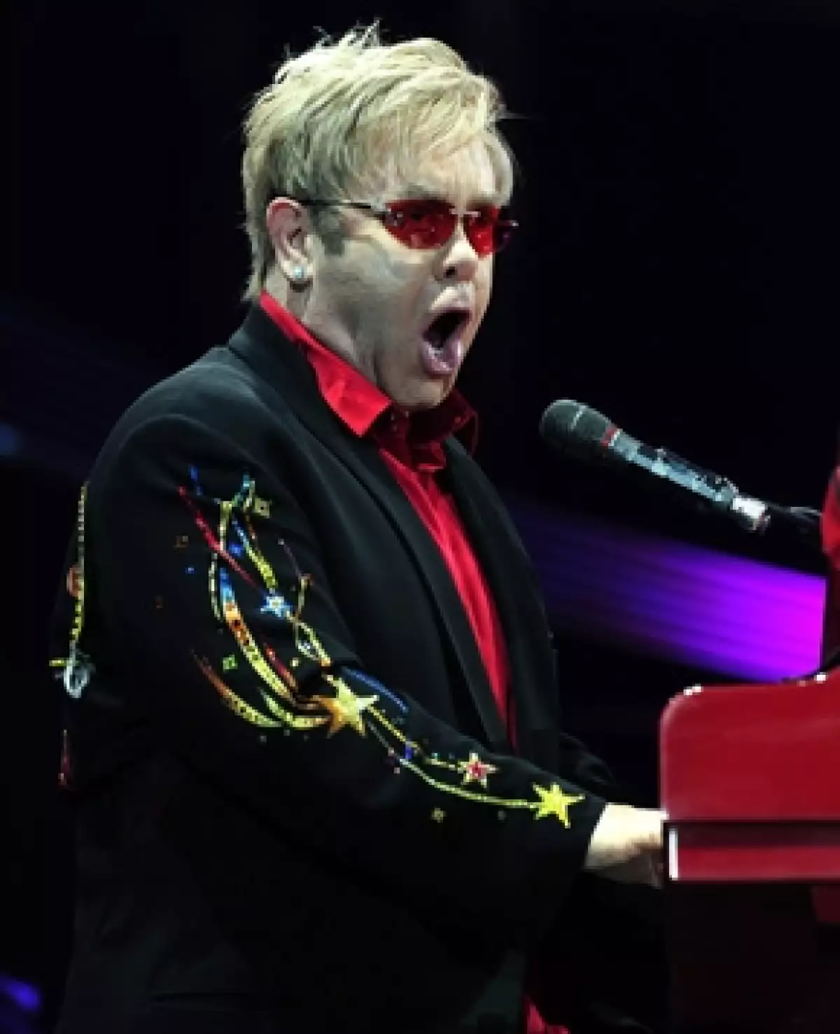 El cantante británico fue dado de altra tras ser tratado por una infección con bacteria E. coli y gripe.