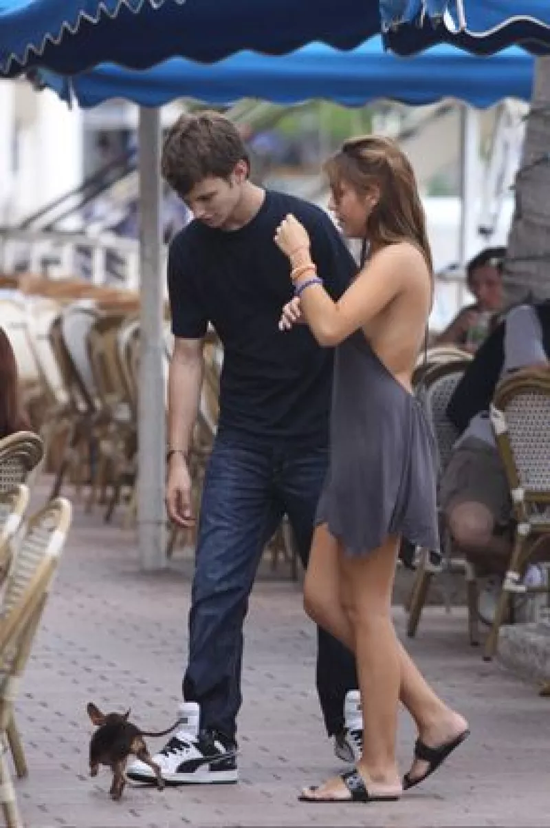 La hija de Alejandra Guzmán se reunió con su familia en Miami, donde fue fotografiada al lado de un joven. Ella lució fresca, juguetona y totalmente rehabilitada.