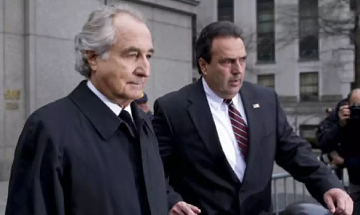 Bernie Madoff (izq) elaboró el fraude Ponzi más grande de la historia financiera. (Foto: Getty Images)