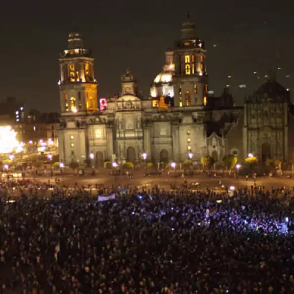Miles de personas se manifestaron este miércoles en el Distrito Federal demandando la aparición de 43 normalistas de Ayotzinapa desaparecidos el pasado 26 de septiembre en Iguala.