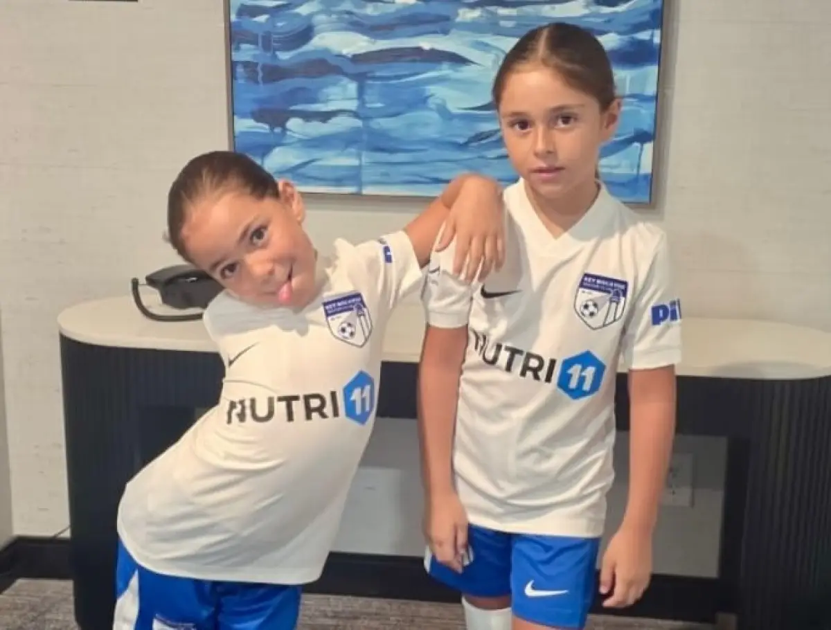 Paula y Emilia, de siete años, jugaron sus primeros partidos oficiales de futbol y ganaron.