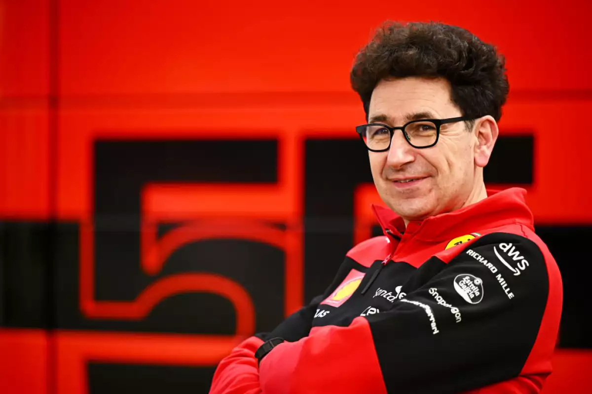 Foto de Mattia Binotto con el uniforme de Ferrari en 2022.