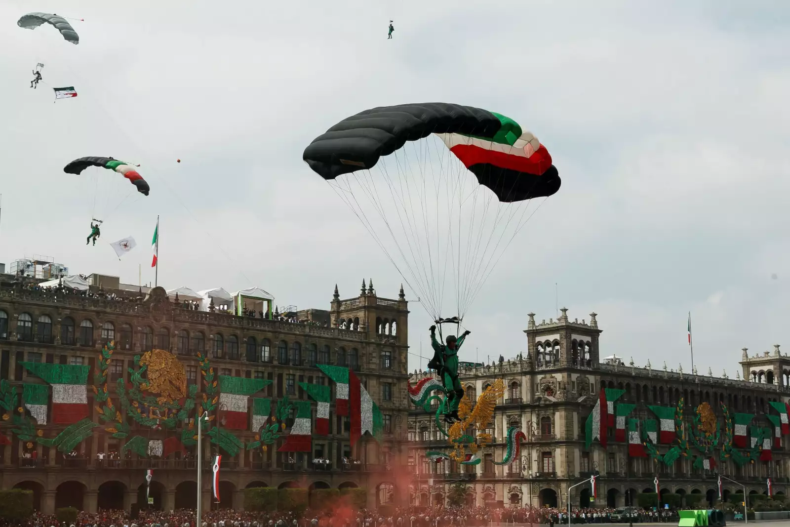 López Obrador encabeza desfile militar que incluye a la Guardia Nacional