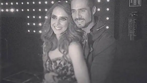 Ahora fue la cantante quien expuso publicamente sus sentimientos hacia su pareja durante la presentación de su disco titulado Amanecer.
