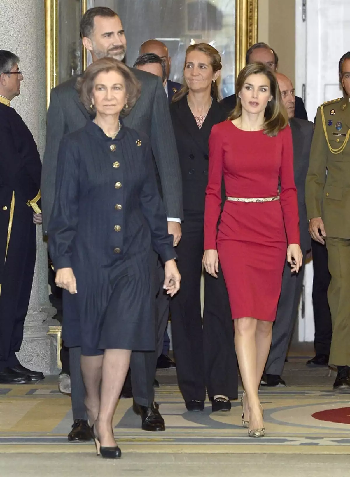Durante la entrega de los Premios Nacionales del Deporte, la princesa de Asturias recicló por séptima ocasión un vestido Varela rojo, mientras que la soberana estrenó un Óscar de la Renta.