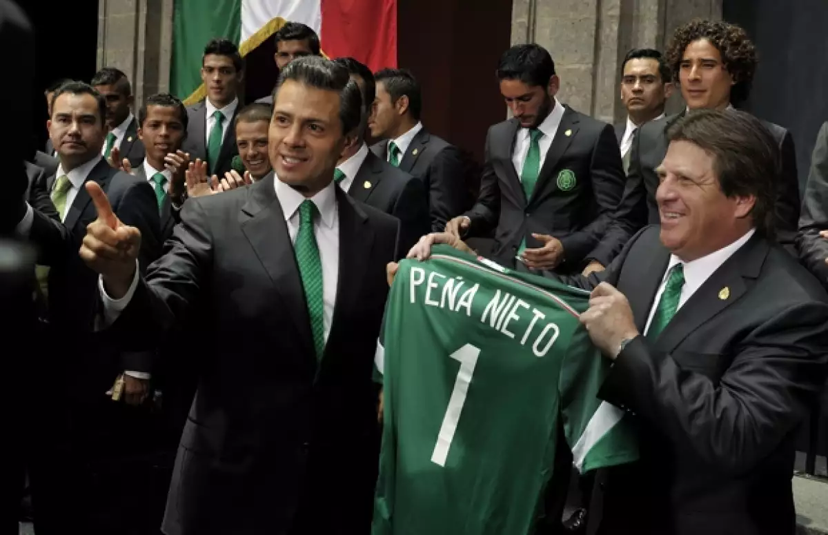 Enrique Peña recibió de manos de Miguel Herrera su camiseta oficial para apoyar al equipo.