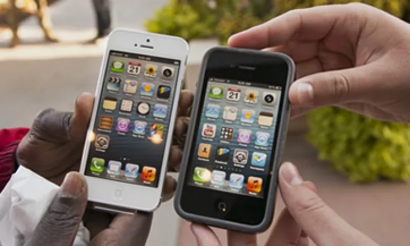 Apple y Samsung se acusan mutuamente de violación de patentes para intentar dominar el mercado de móviles.(Foto: Archivo)