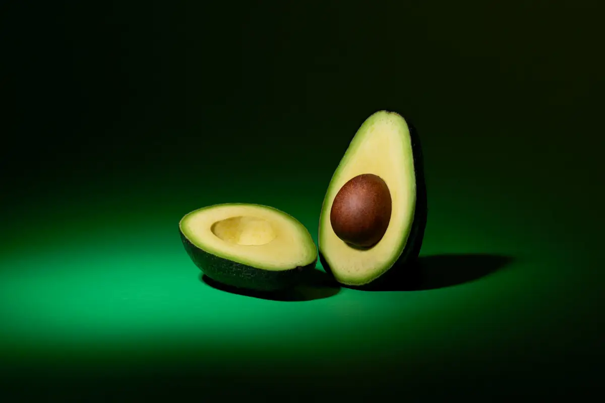 (Aguacate cortado a la mitad)