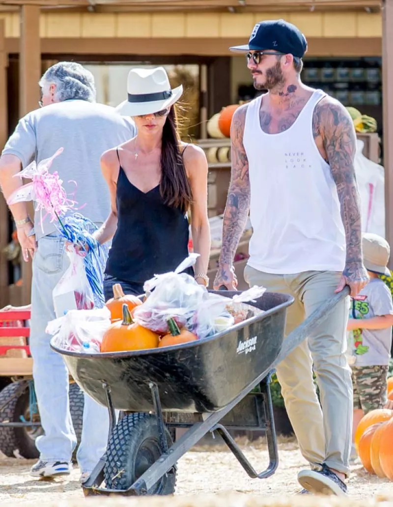 David, Victoria y su hijo Brooklyn comenzaron con los preparativos para decorar su casa con la temática de esta celebración.